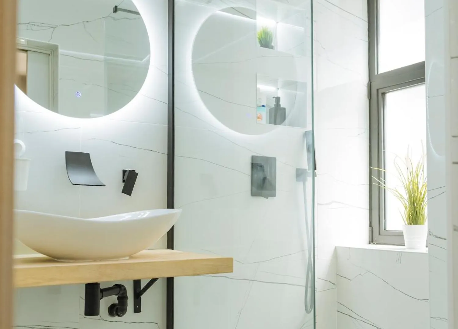 Apartamento Downtown Central Oasis - Secured Parking Nearby - Self Check In - Metro Station At 1Min Bucarest
