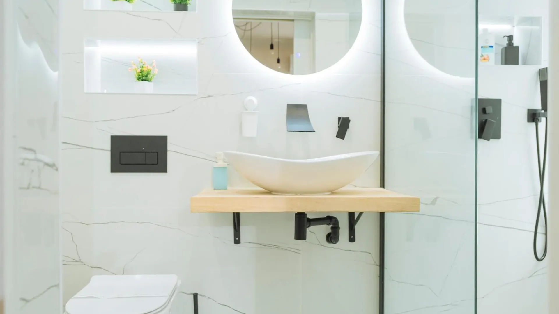 Downtown Central Oasis - Secured Parking Nearby - Self Check In - Metro Station At 1Min Bucarest