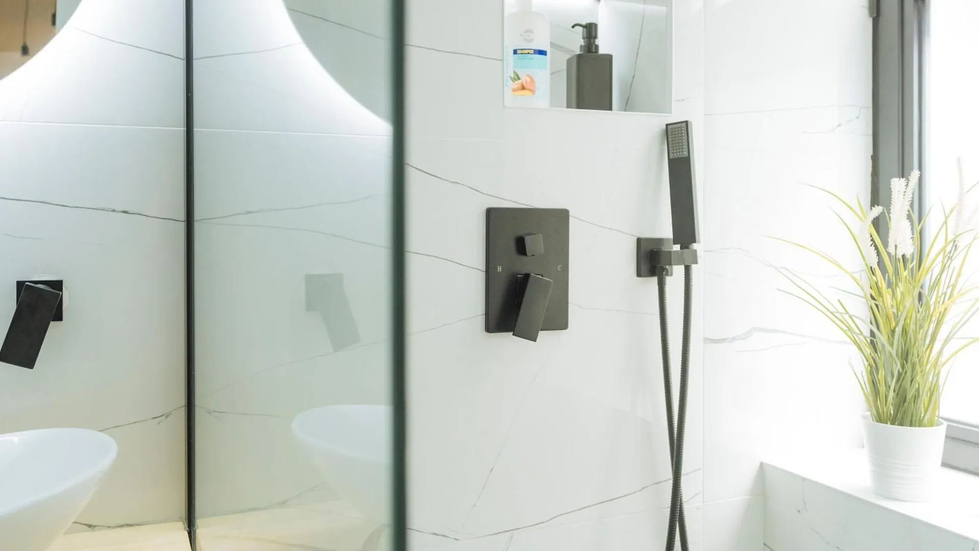Downtown Central Oasis - Secured Parking Nearby - Self Check In - Metro Station At 1Min Bucarest