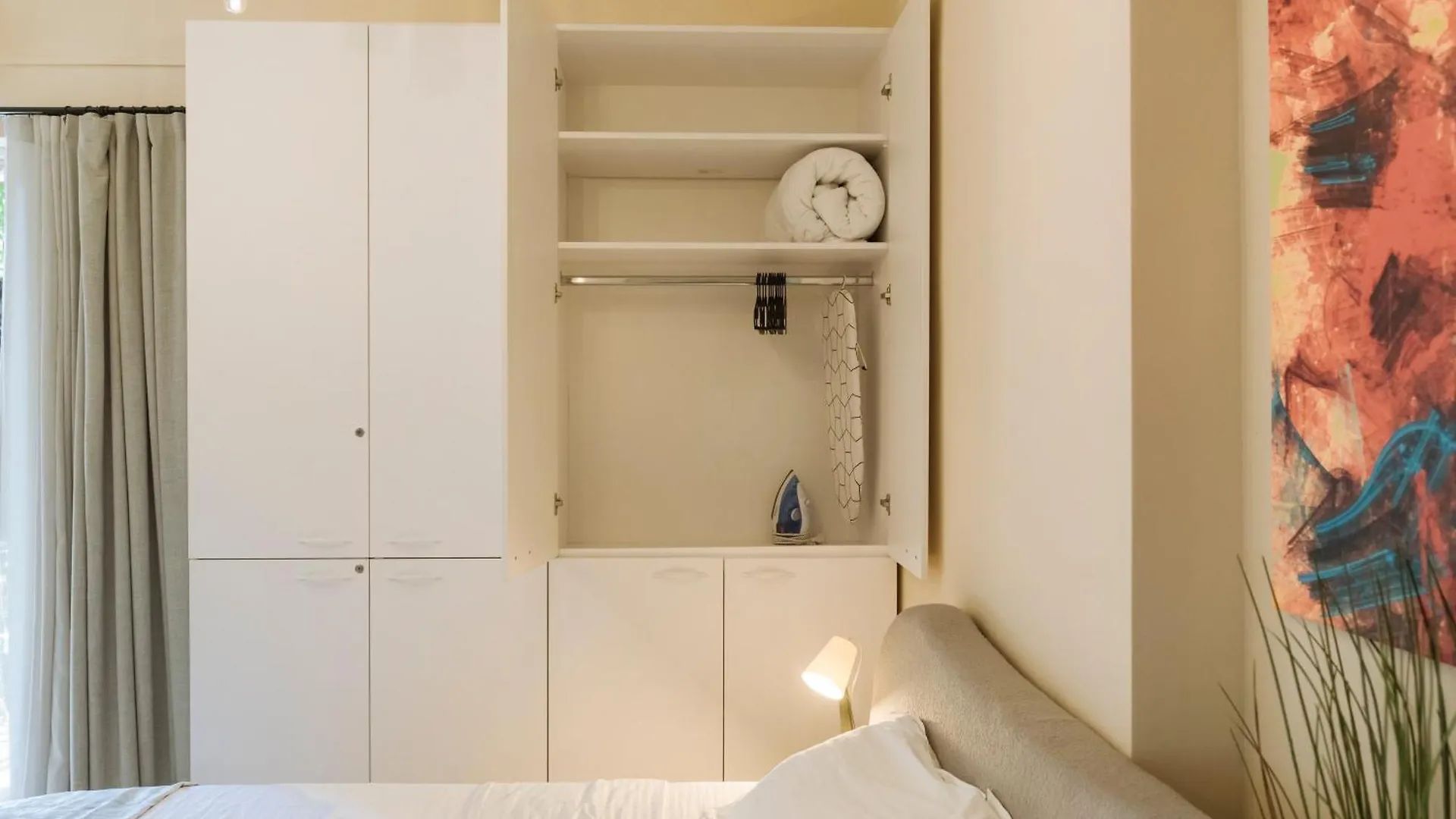 Apartament Downtown Central Oasis - Secured Parking Nearby - Self Check In - Metro Station At 1Min Bucureşti România