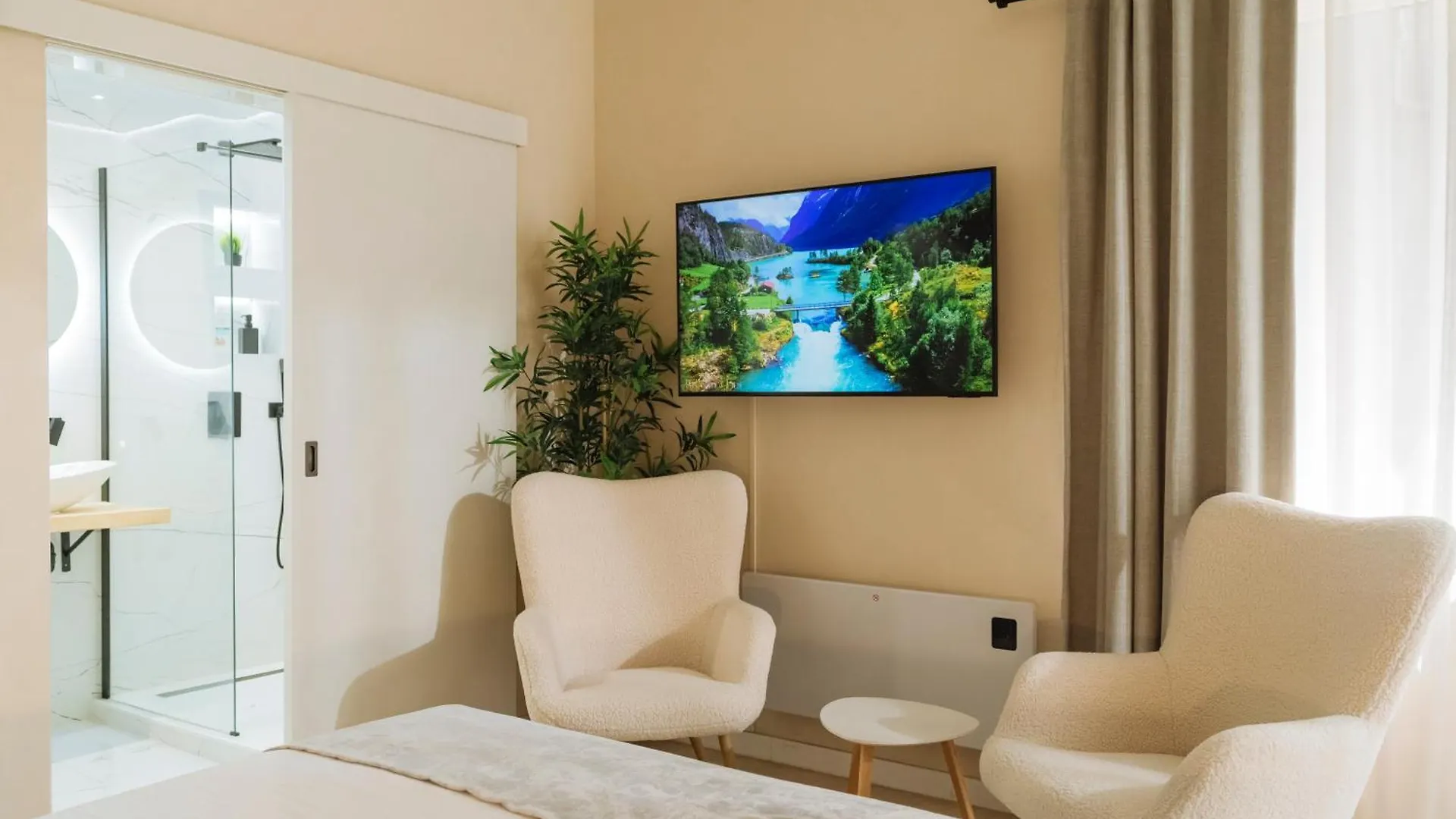 Apartament Downtown Central Oasis - Secured Parking Nearby - Self Check In - Metro Station At 1Min Bucureşti