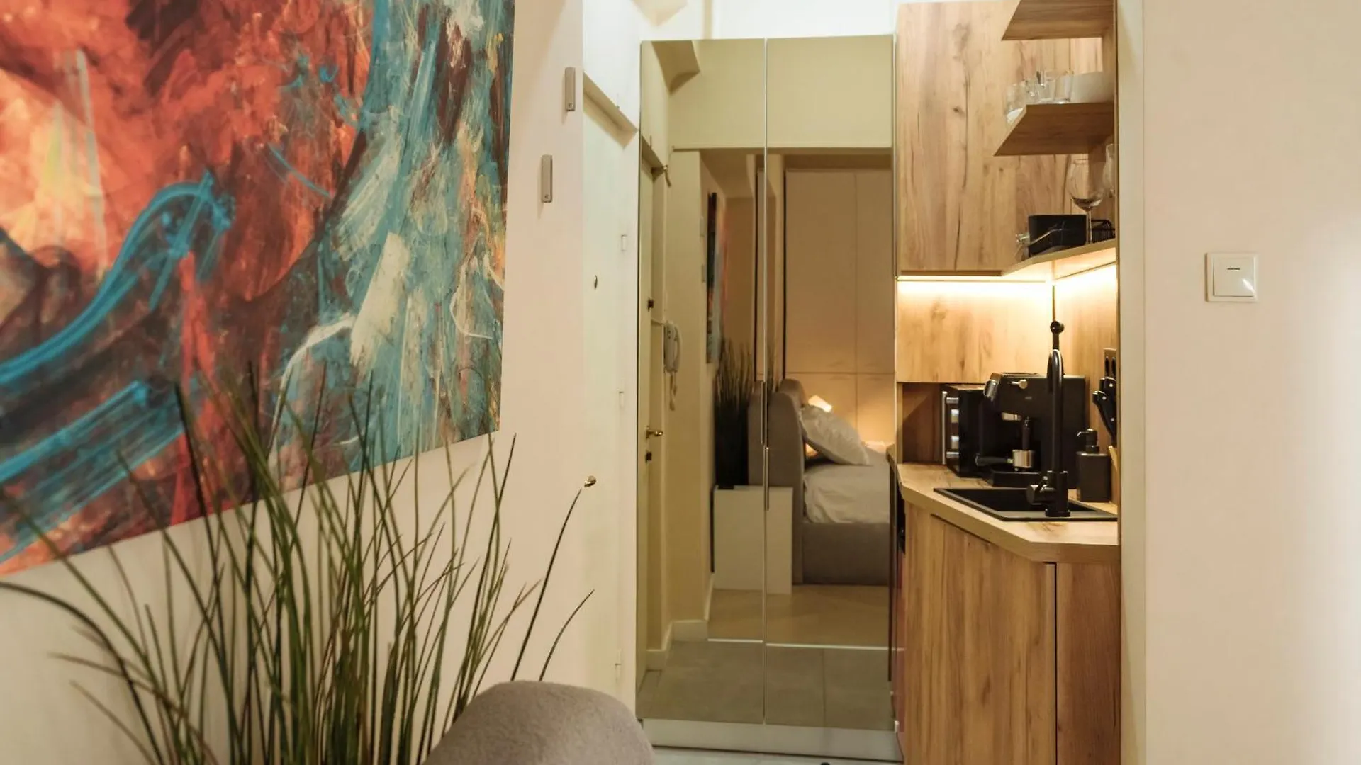 Apartament Downtown Central Oasis - Secured Parking Nearby - Self Check In - Metro Station At 1Min Bucureşti
