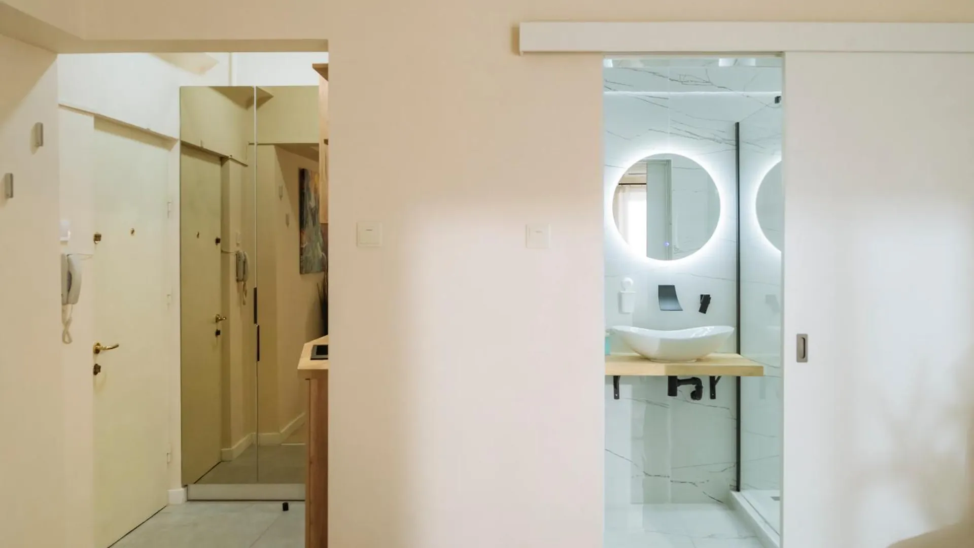 Downtown Central Oasis - Secured Parking Nearby - Self Check In - Metro Station At 1Min Bukarest 0*,  Románia