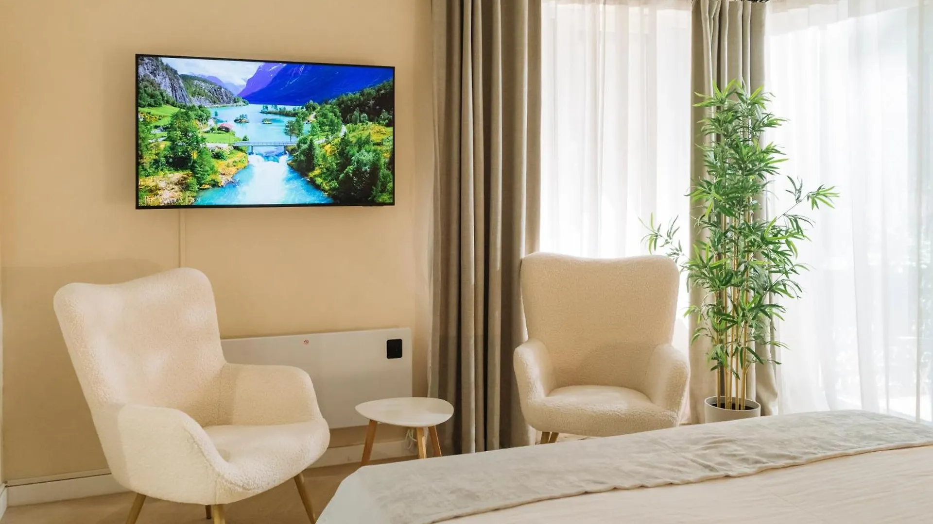 Downtown Central Oasis - Secured Parking Nearby - Self Check In - Metro Station At 1Min Bucureşti 0*,  România