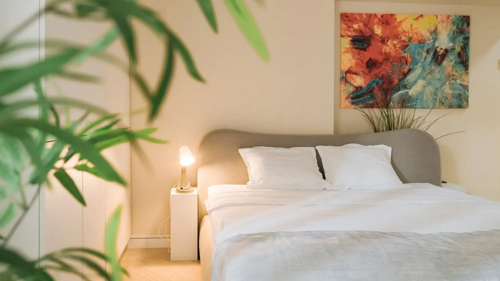 Downtown Central Oasis - Secured Parking Nearby - Self Check In - Metro Station At 1Min Bucharest