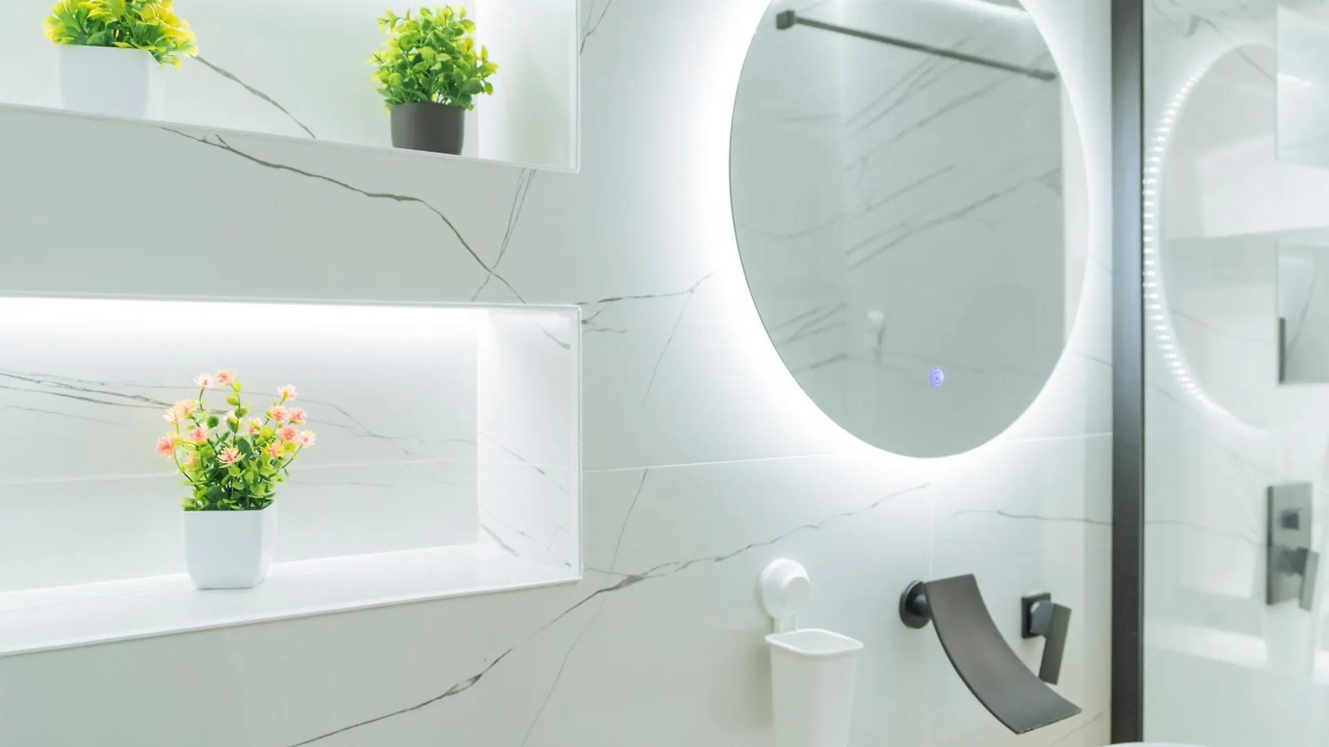 Downtown Central Oasis - Secured Parking Nearby - Self Check In - Metro Station At 1Min Bucharest Apartment